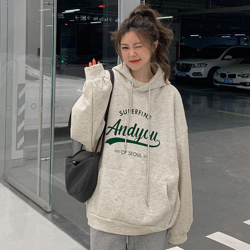 Kvinders hoodie med moderne skrift og afslappet pasform