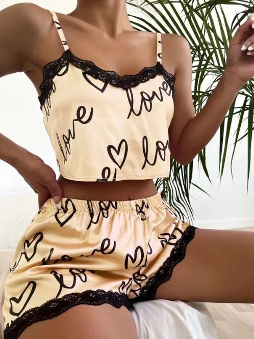 Dame pyjamasæt med legende Love-print og fine spidsdetaljer Stilla
