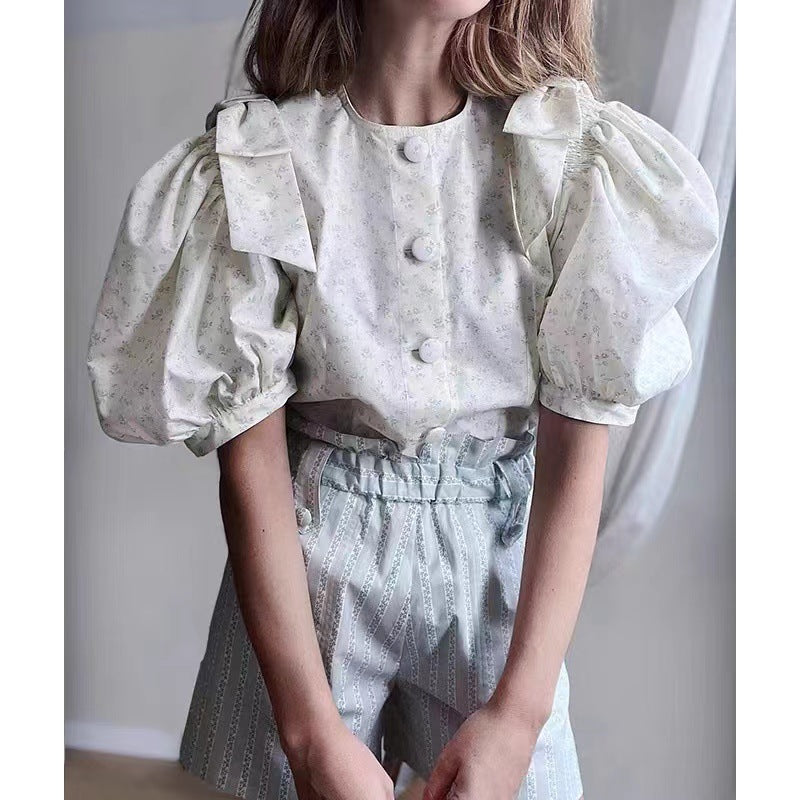 Damebluse med volumniøse puffærmer og elegante sløjfer Stilla