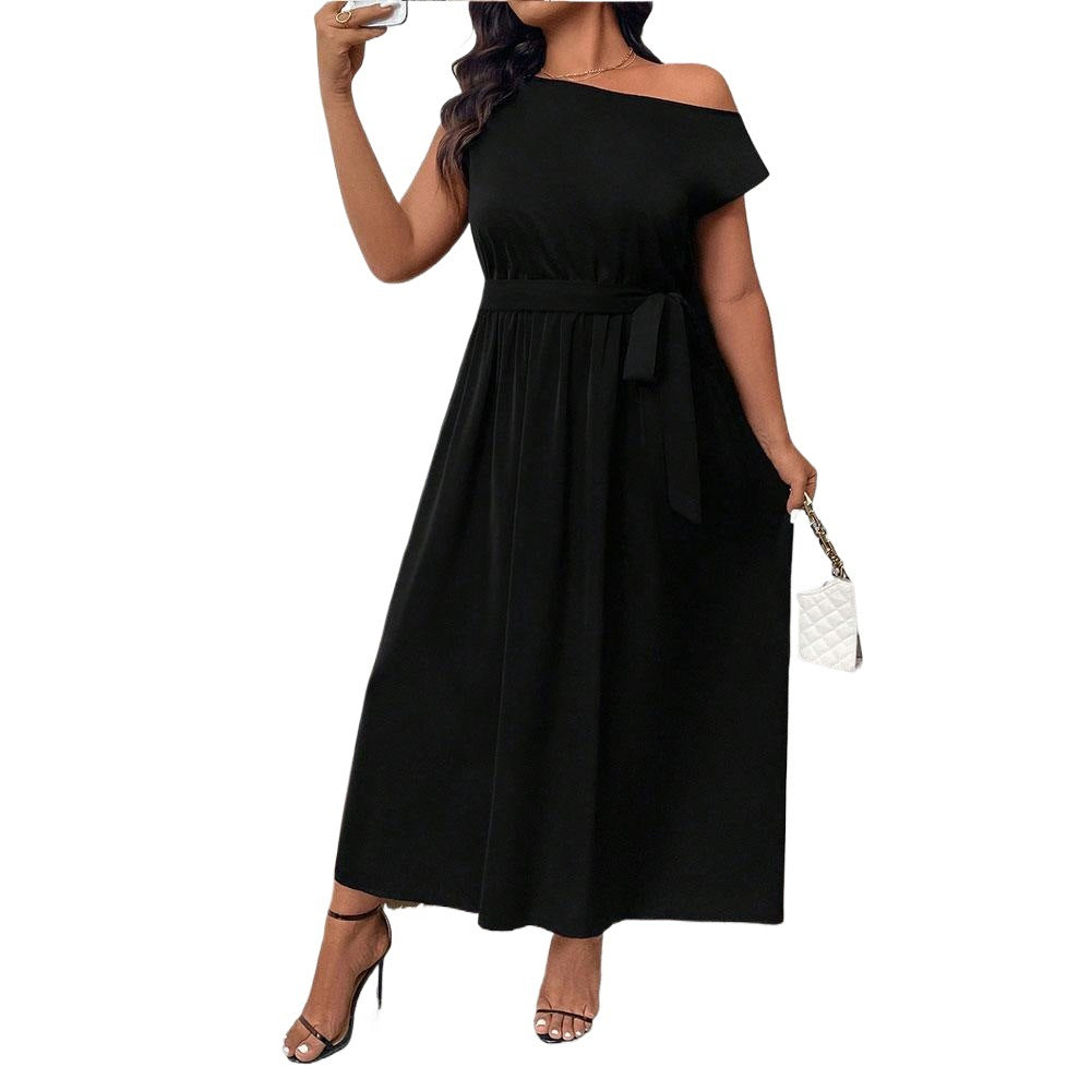 Damer elegant maxikjole med off-shoulder design og sidebindebælte Stilla