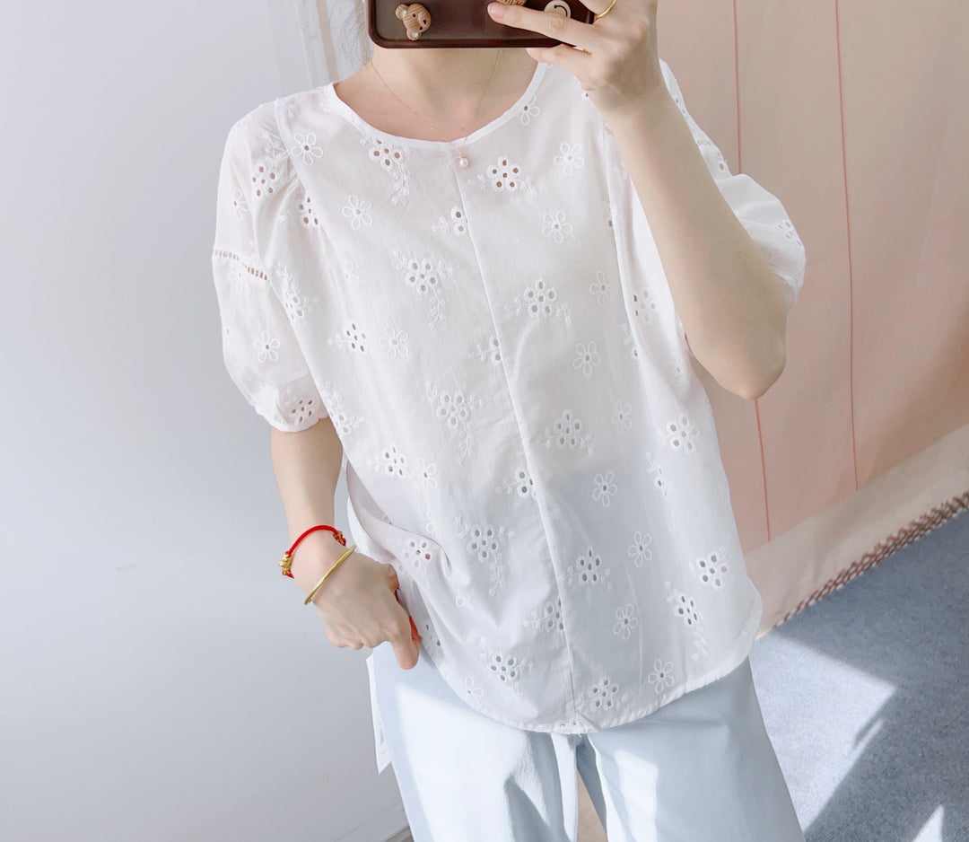 Damebluse med blomsterbroderi og luftige ærmer Stilla