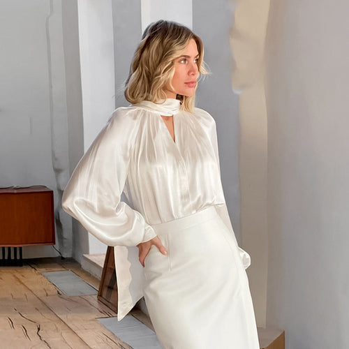 Dame elegant bluse med voluminøse ærmer og dyb v-hals Stilla