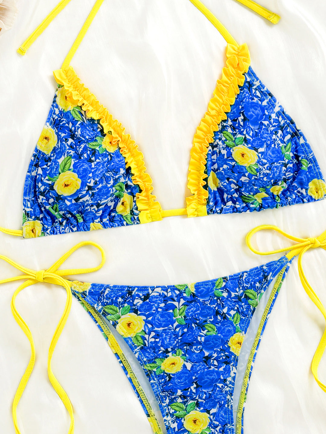 Dame bikini-sæt med legende blomsterdesign og ruffles detaljer Stilla