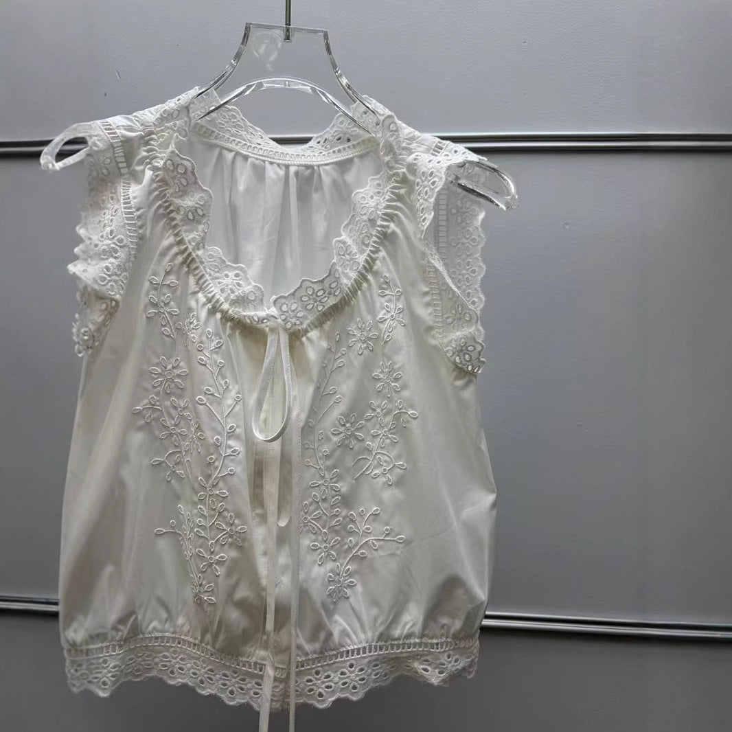 Damebluse med sarte spidsdetaljer og floralt broderidesign Stilla