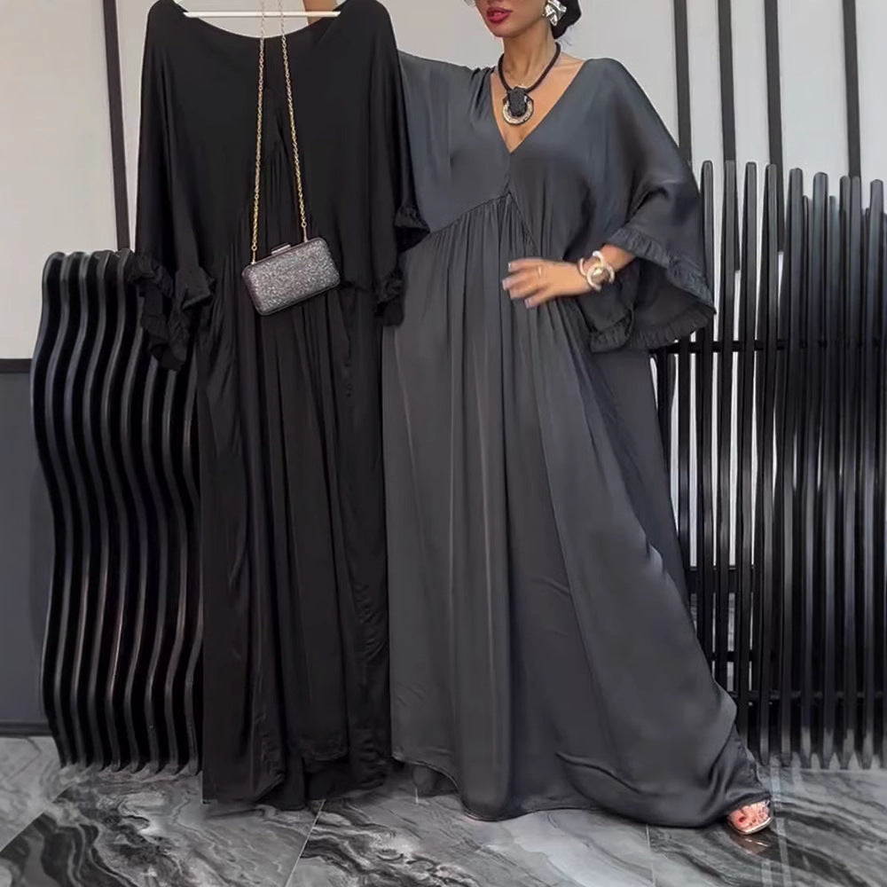 Dame i satinlook kaftan-maxikjole med V-udskæring, rynket empire søm og volantærmer Skovae
