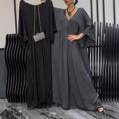 Dame i satinlook kaftan-maxikjole med V-udskæring, rynket empire søm og volantærmer Skovae