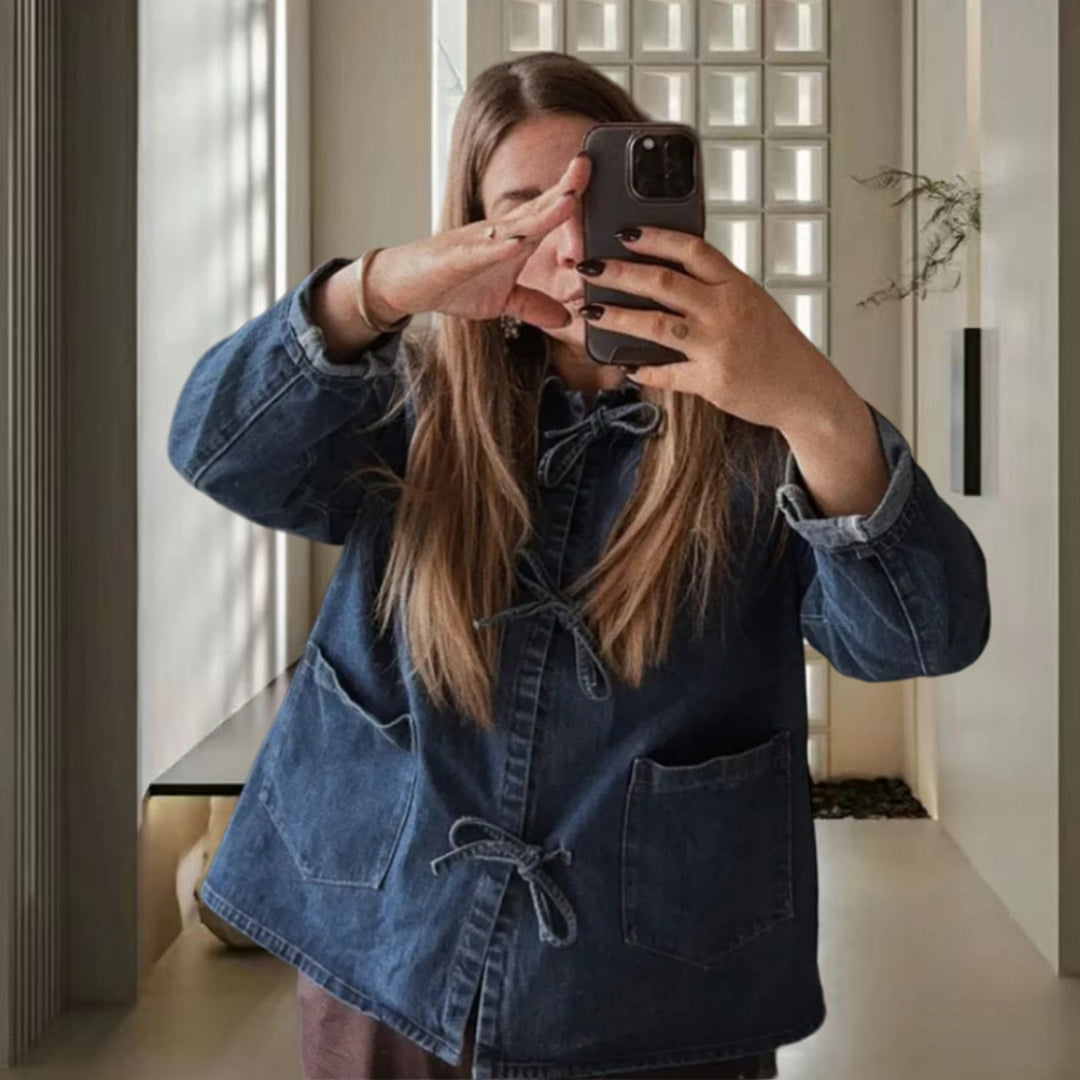 Kvindernes denimjakke med dekorative sløjfer og praktiske lommer Skovae