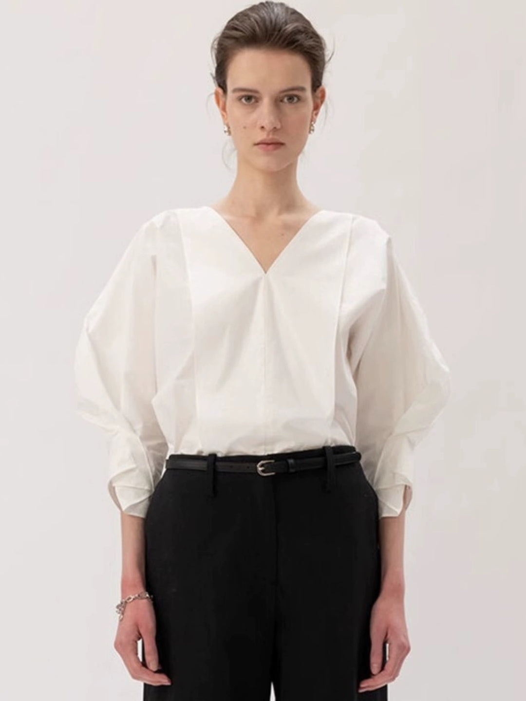 Dame klassisk bluse med voluminøse ærmer og V-udskæring Stilla