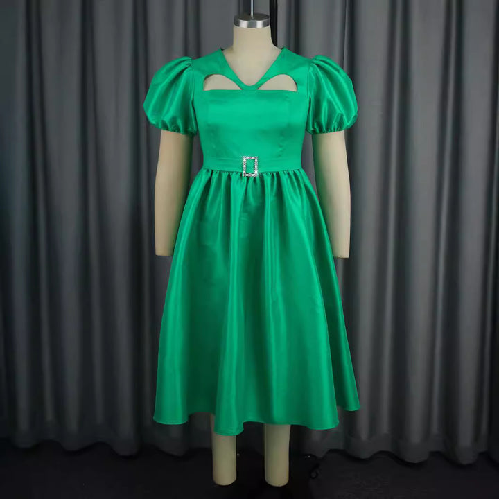 Dame aftenkjole med stilfulde puffærmer og unikt cut-out-design Skovae