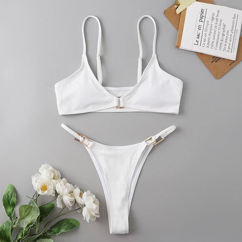 Dame triangel-bikini med raffineret halterdesign og elegant guldspænde Skovae