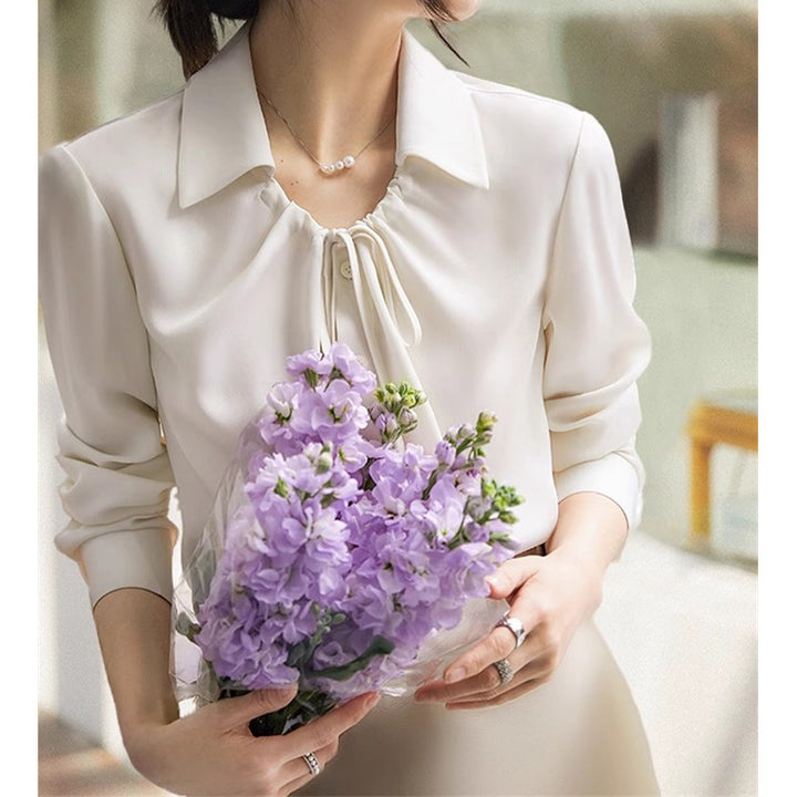 Dame moderne Bluse med sløjfe krave og elegant snit Stilla