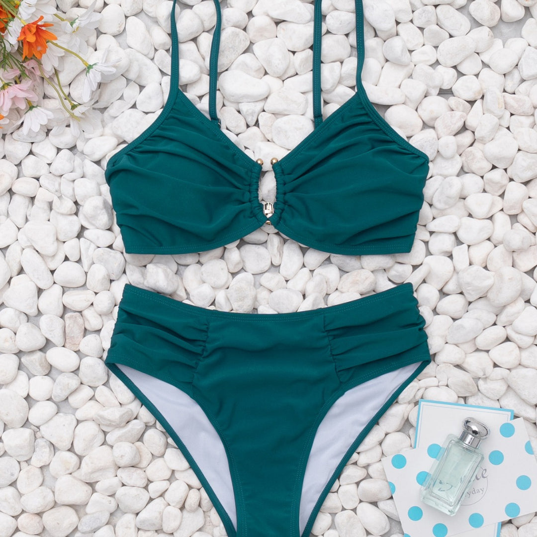 Dame højtaljet bikini med raffineret rynkeelement og elegant smykkedetalje Skovae
