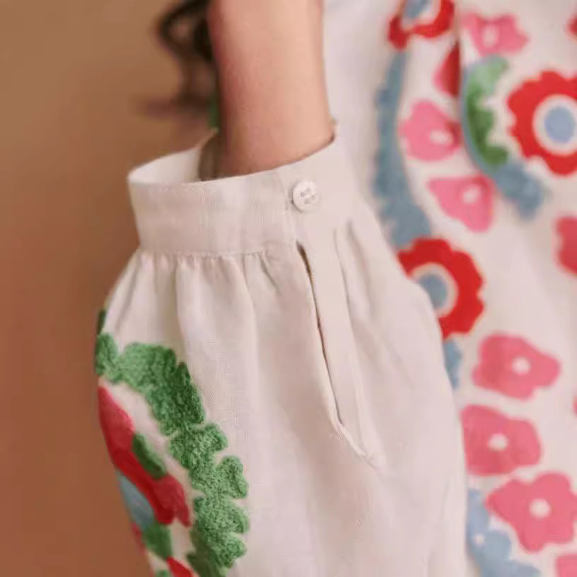 Dame broderet bluse med kreative blomsterapplikationer og fine knapdetaljer Stilla