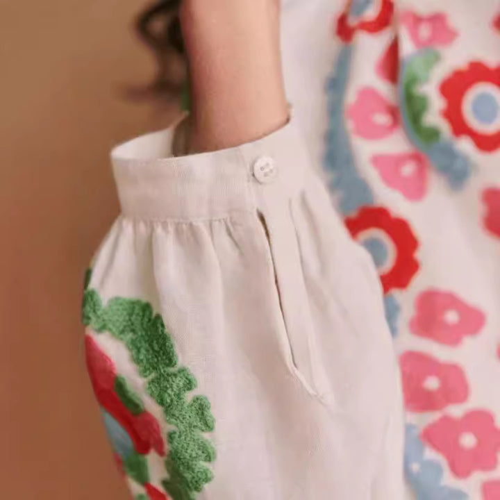 Dame broderet bluse med kreative blomsterapplikationer og fine knapdetaljer Stilla