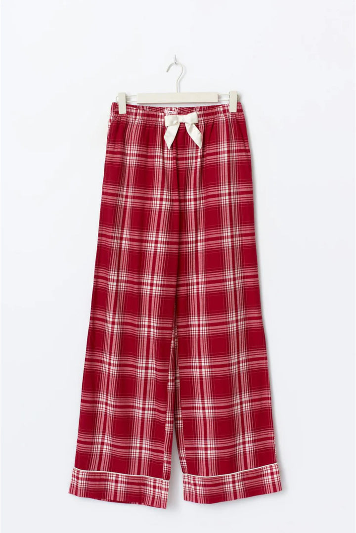 Dame i et afslappet pyjamassæt med rummelig camisole-top, rynket under brystet og bukser med gummibånd Skovae