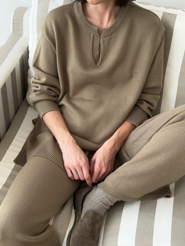 Kvinders strikket sweater med elegant halsudskæring Stilla