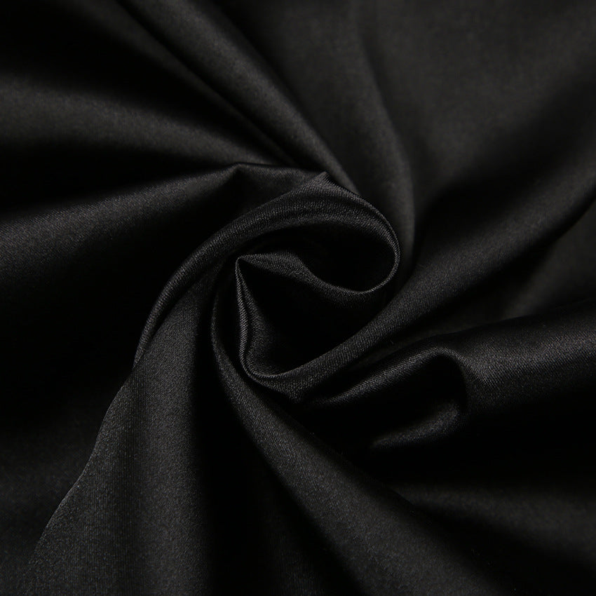 Dame elegant satin-pyjamasæt med fjerlignende detaljer og tætsiddende snit Stilla