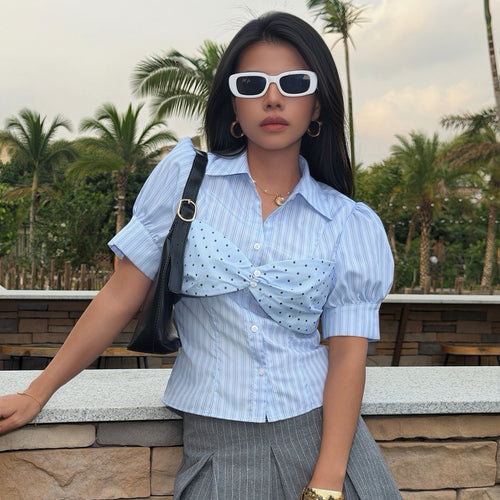 Dame kortærmet bluse med ruffles detaljer og polka-dot accent Skovae