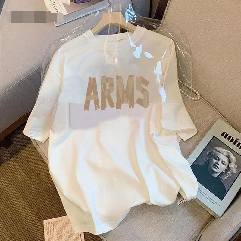 Dame T-shirt med stilfuldt broderet skrift og afslappet snit Stilla
