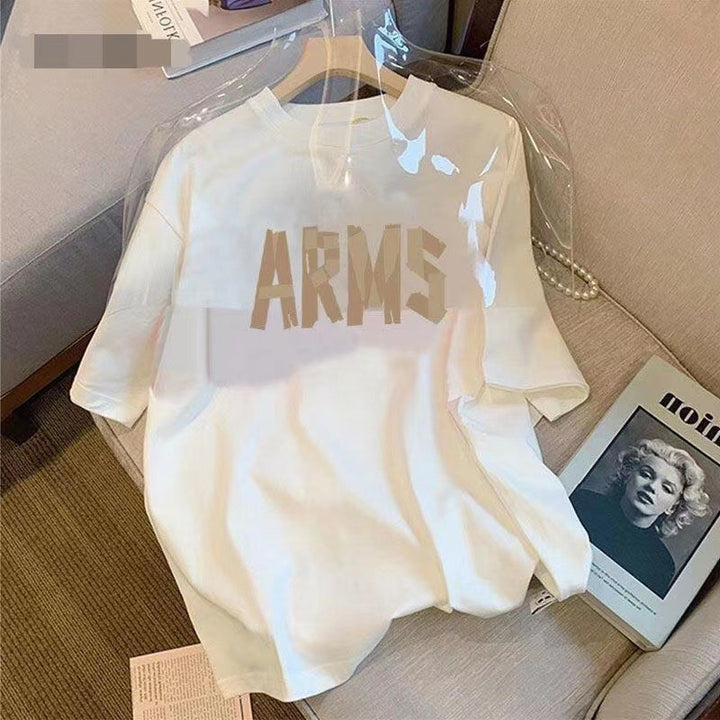 Dame T-shirt med stilfuldt broderet skrift og afslappet snit Stilla