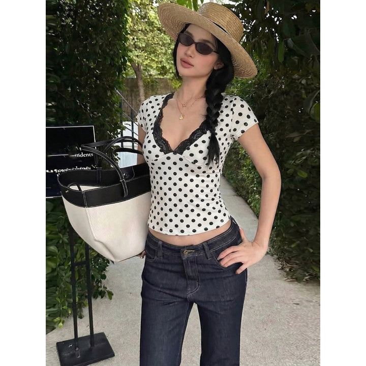 Damen Polka-Dot Top mit Spitzenakzenten und taillierter Passform Skovae