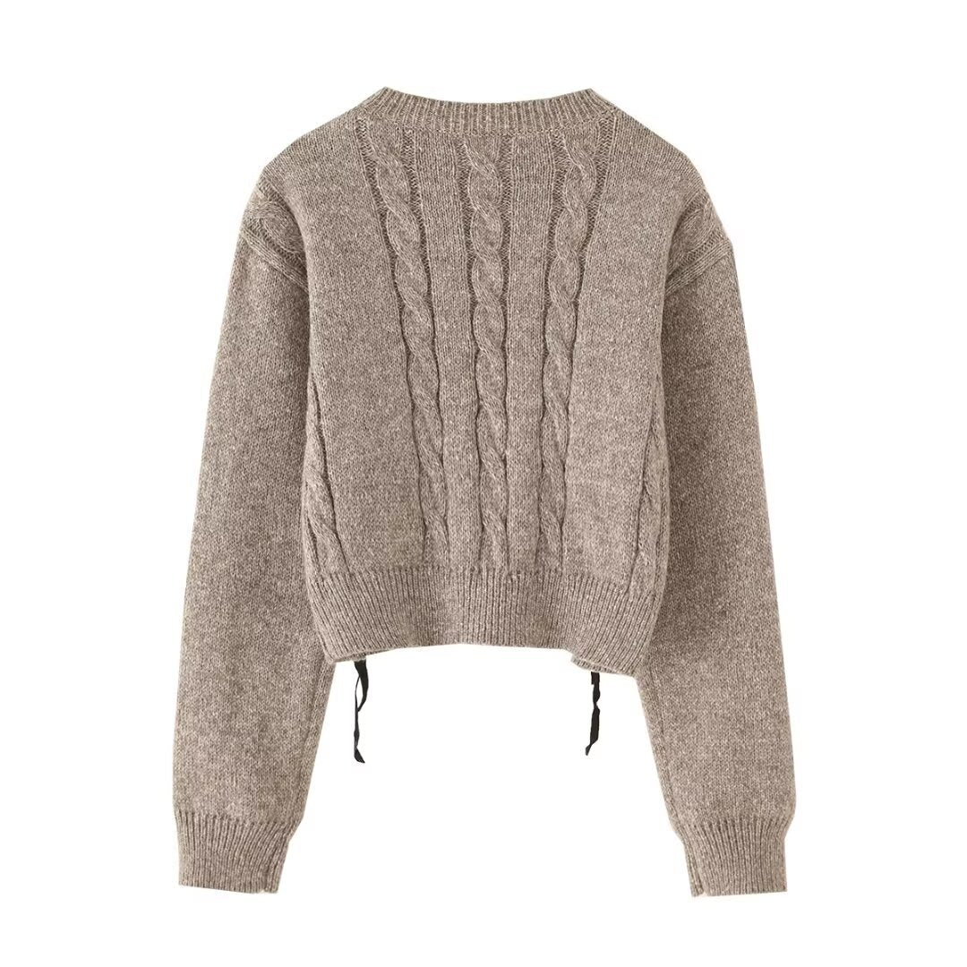 Dame moderigtig strikpullover med raffinerede snøre detaljer og afslappet snit Stilla