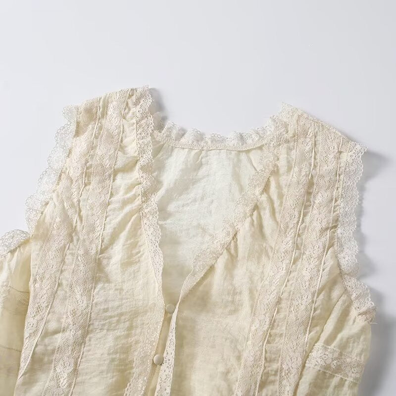 Dame-spidsen top med elegante ruffledetaljer og knaplukninger Skovae