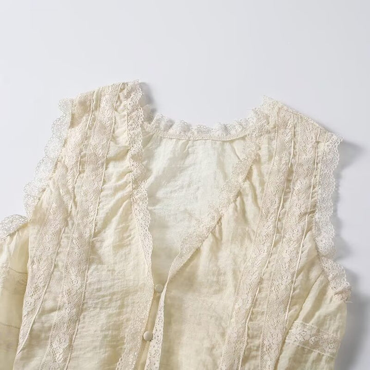 Dame-spidsen top med elegante ruffledetaljer og knaplukninger Skovae