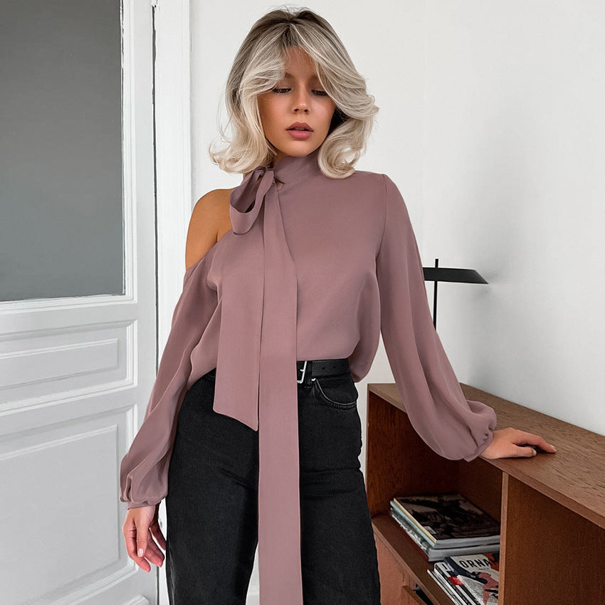 Damebluse med asymmetrisk snit og dekorativt slipsaccent Stilla