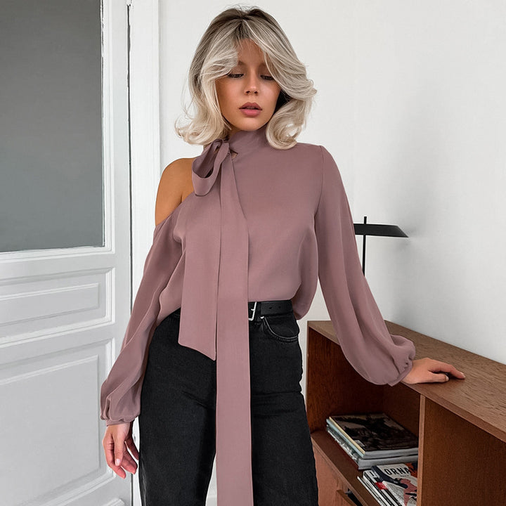 Damebluse med asymmetrisk snit og dekorativt slipsaccent Stilla
