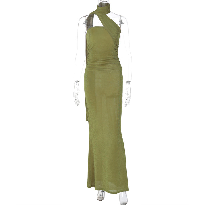Dame Elegant aftenkjole med off-shoulder halterdesign og figurvenlig drapering Skovae