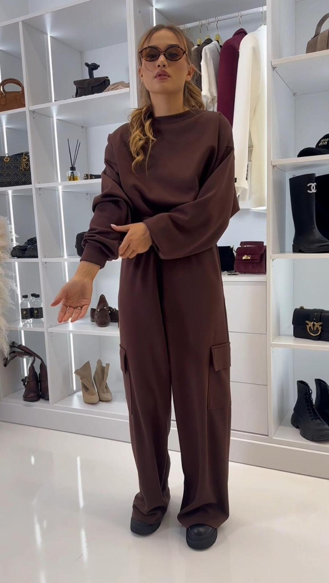 Kvindernes afslappede cargo loungewear sæt med cropped top og brede bukser Skovae