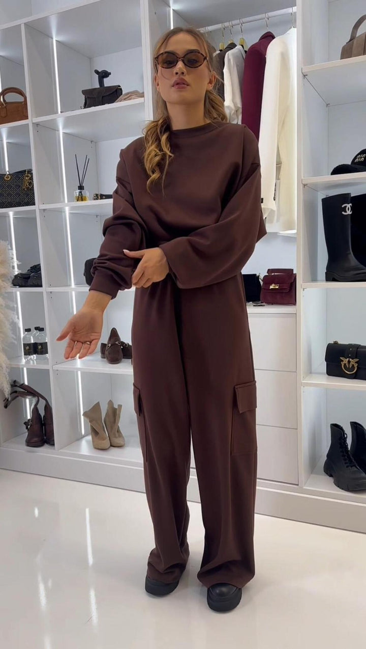 Kvindernes afslappede cargo loungewear sæt med cropped top og brede bukser Skovae