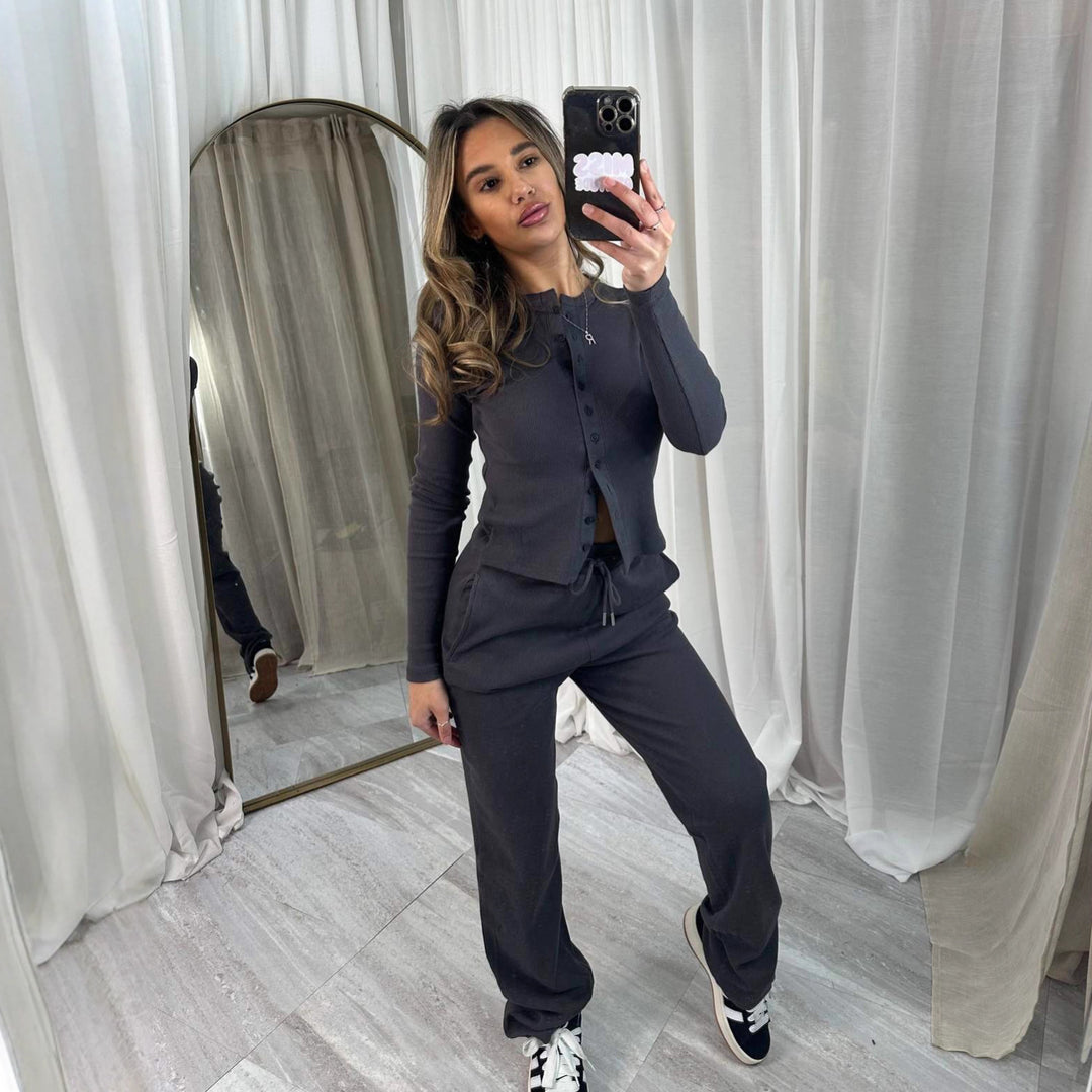 Kvindernes hyggelige strik jumpsuit med knapdetaljer og elegant design Skovae