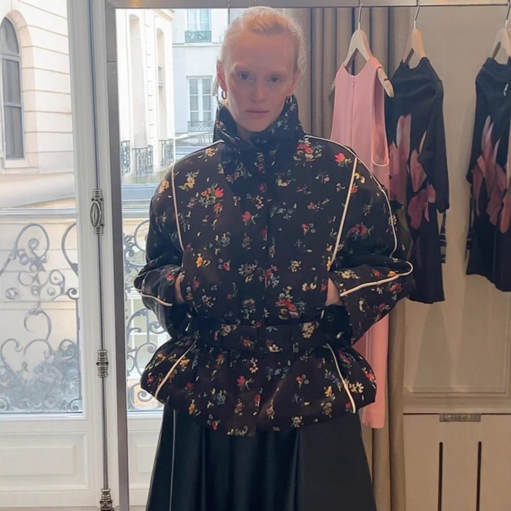 Dame moderigtig Blousonjakke med blomsterede accenter Stilla