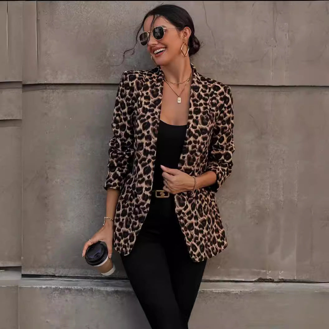 Kvinders blazer i trendy dyreprint med elegante kraver og praktiske lommer