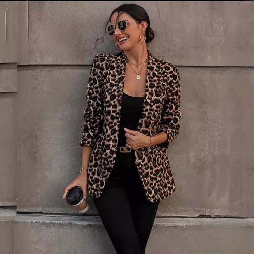 Kvinders blazer i trendy dyreprint med elegante kraver og praktiske lommer