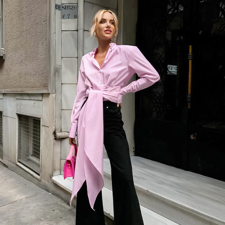 Damebluse med moderne længdestriber og elegant sløjfebind Stilla