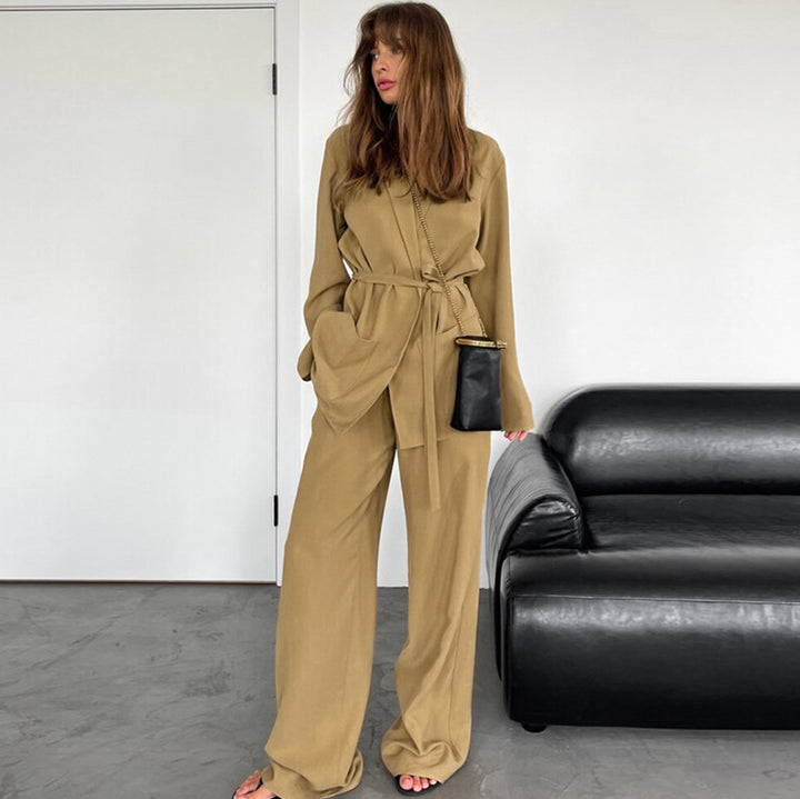 Damer elegant blazer- og bukseensemble med svingende snit og praktiske lommer Stilla