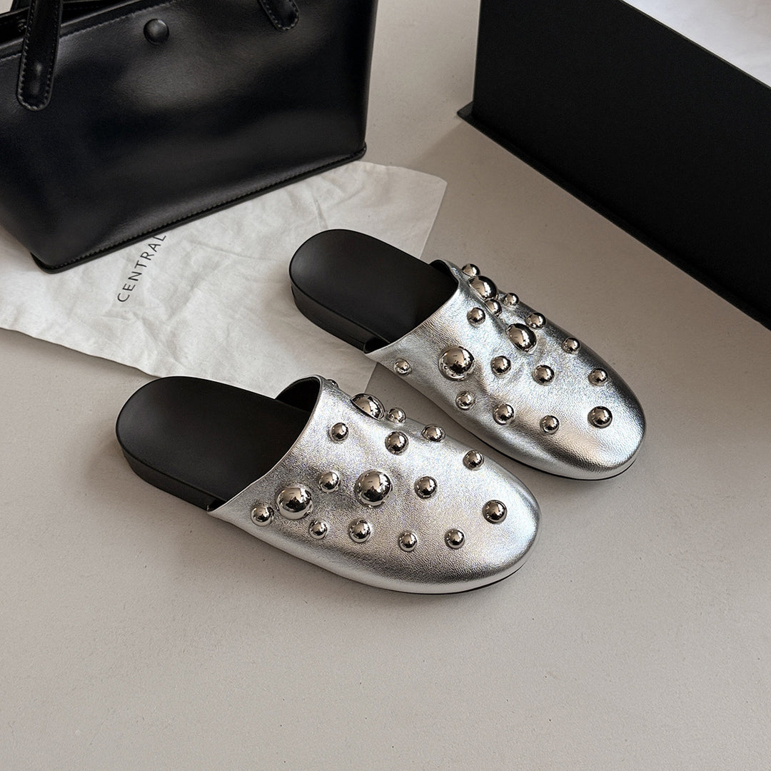 Femme Fashion-Forward Slip-On Mules med dekorative metalliske accenter Stilla