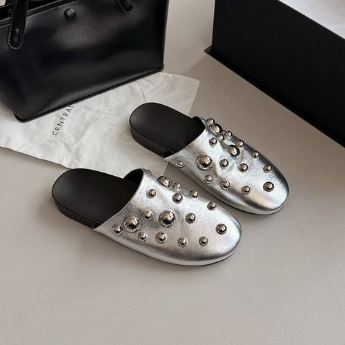 Femme Fashion-Forward Slip-On Mules med dekorative metalliske accenter Stilla