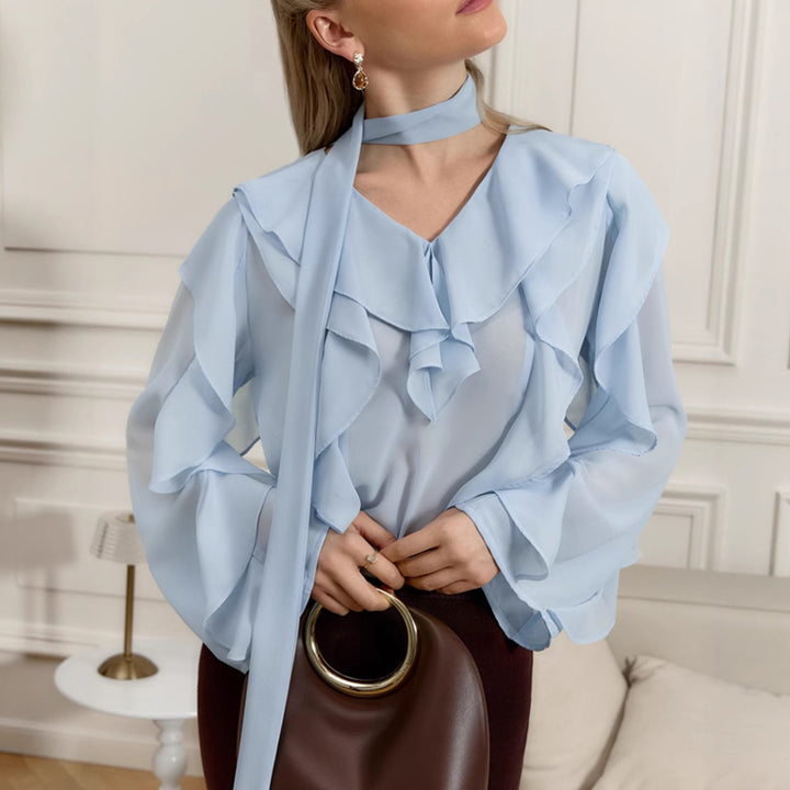 Damebluse med elegante ruffle-detaljer og smart bindebælte Stilla