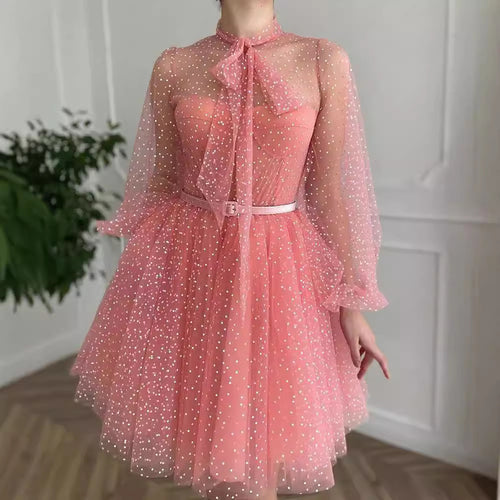 Dame kort tylkjole med glitrende prikker og feminine detaljer Stilla