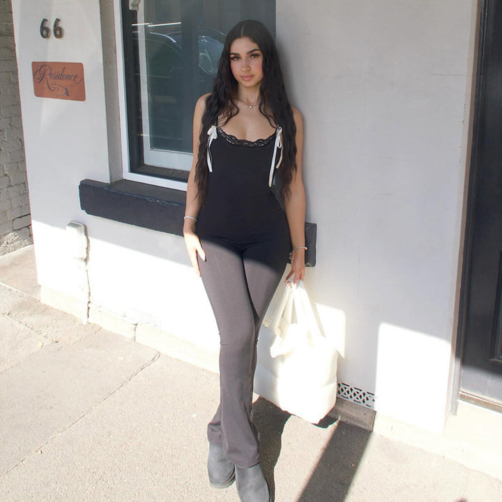 Dame jumpsuit med spids og justerbare stropper Skovae