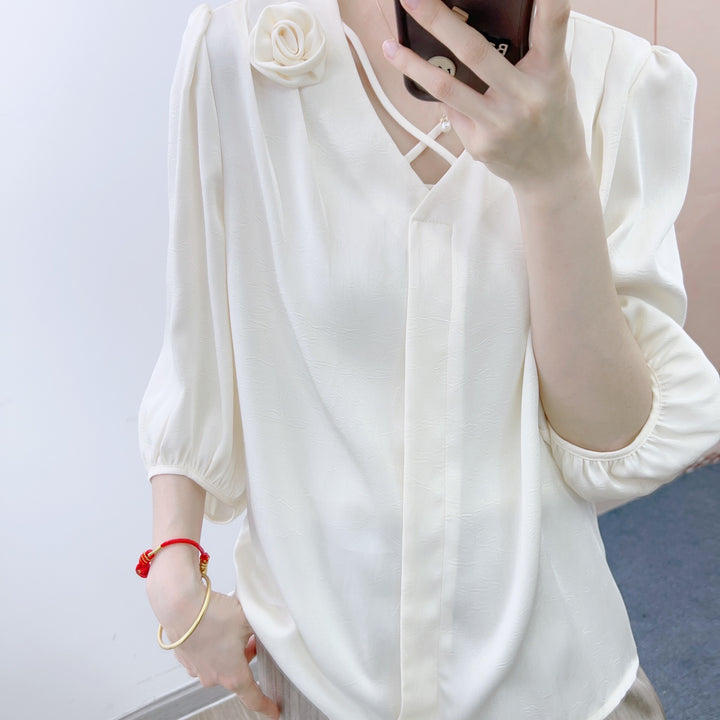 Dame Smuk bluse med floral accent og elegante rynkedetaljer Stilla