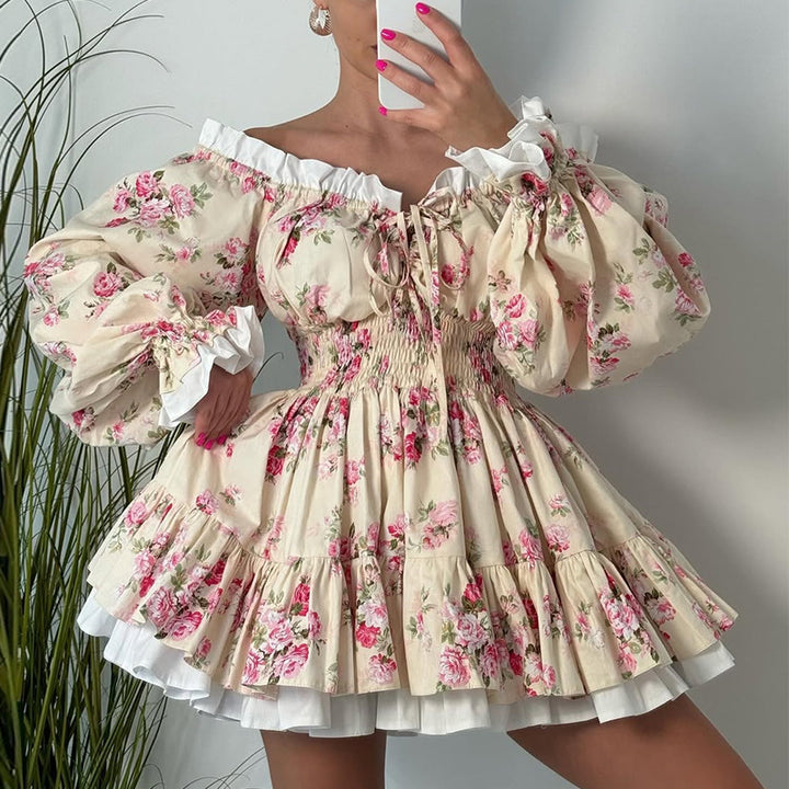 Dame rynkekjole med blomsterprint og elegante pufærmer Stilla