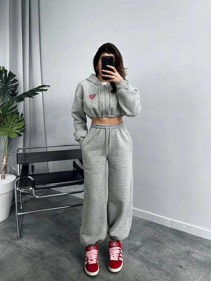 Kvinders sporty crop hoodie med løs pasform og komfortable joggers Skovae