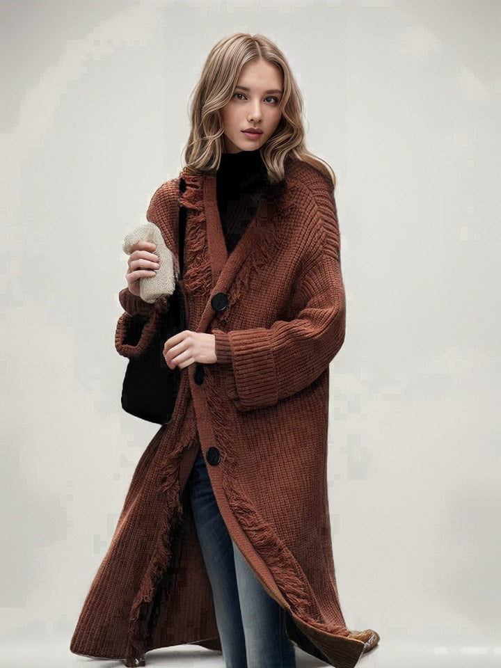 Kvinders chunky strik cardigan med frynse detaljer og stor knap pynt.