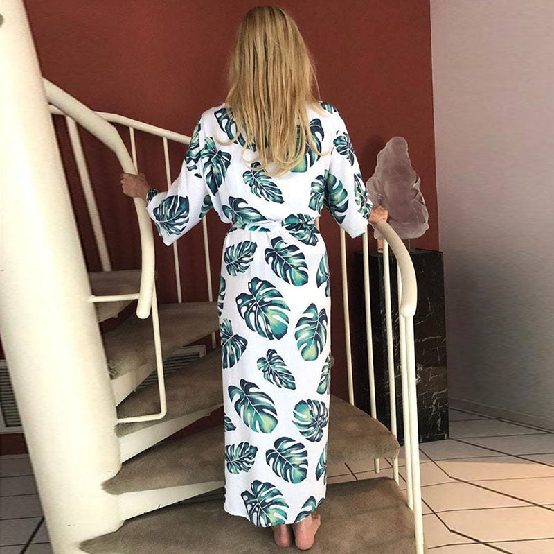 Dame strandkimono med moderne bladmønster og sidelinning Stilla