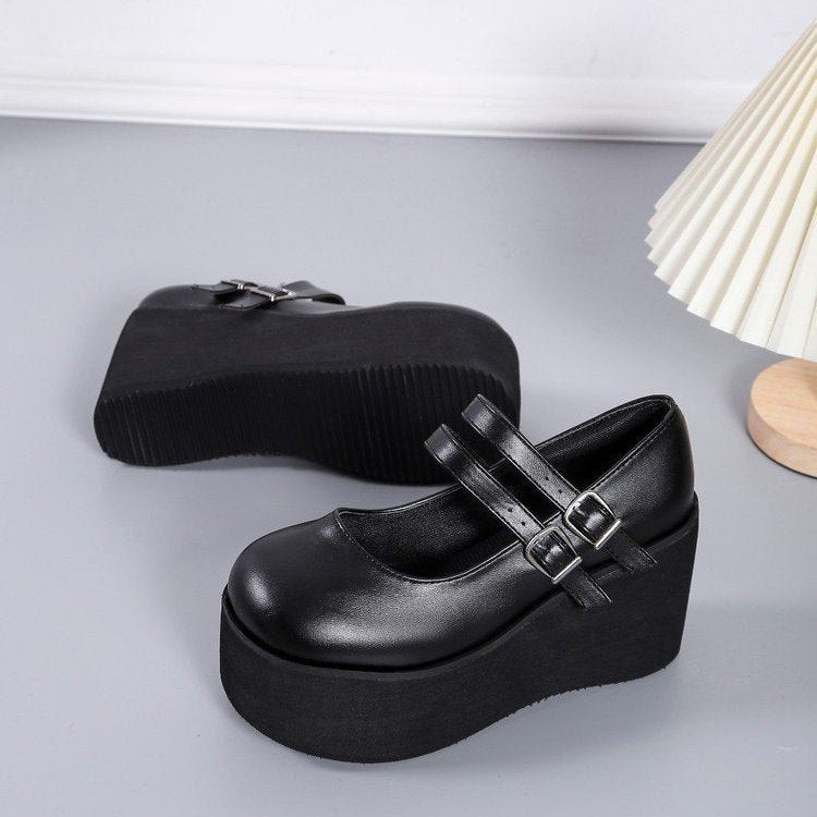 Dame Plateau-Pantoletten med elegant dobbeltsnor og skridsikker sål Stilla